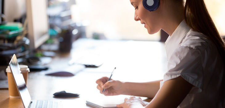 Actualitza't amb podcasts mèdics per millorar el teu anglès
